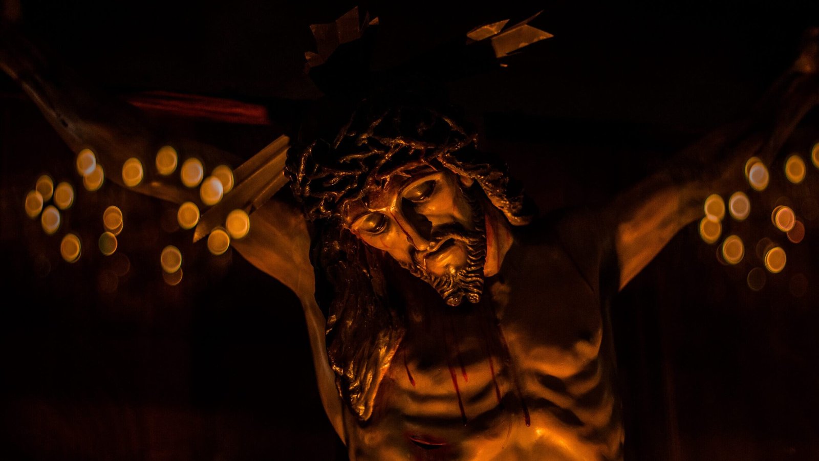 Cristo en la Cruz durante el Triduo Pascual